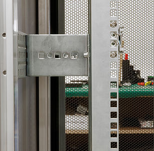 Montaż szyn serwera SR108 w szafie, śruby znajdują się w opakowaniu.