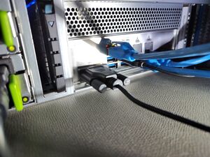 Serielles Kabel an einem Server angeschlossen