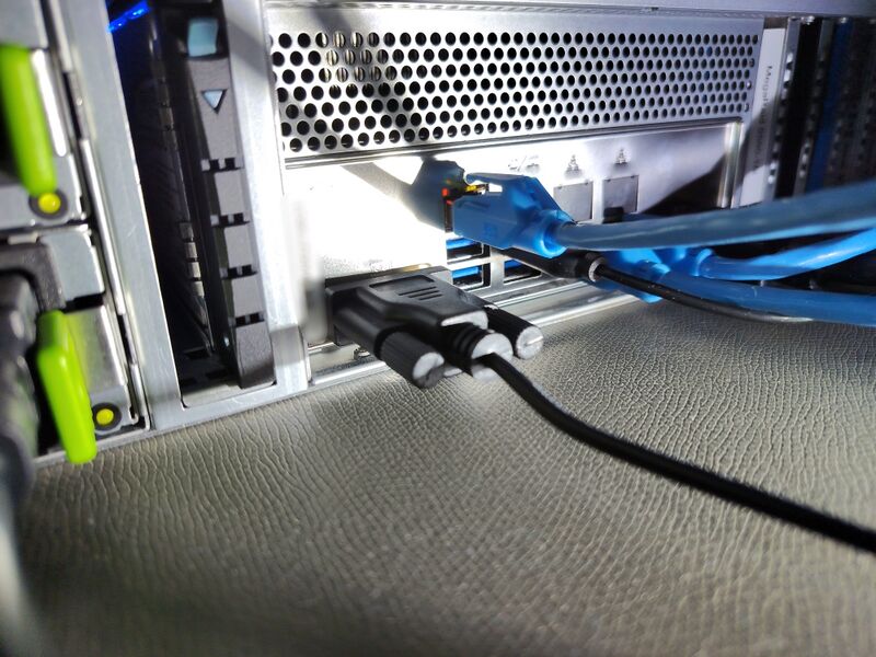 Datei:SerialCableConnected.jpg