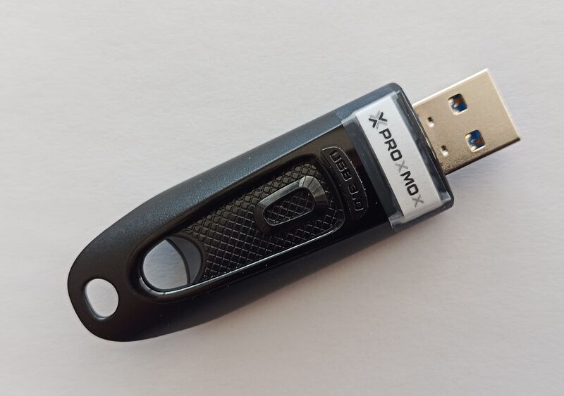 Datei:PROXMOX-VE-USB-Stick.jpg