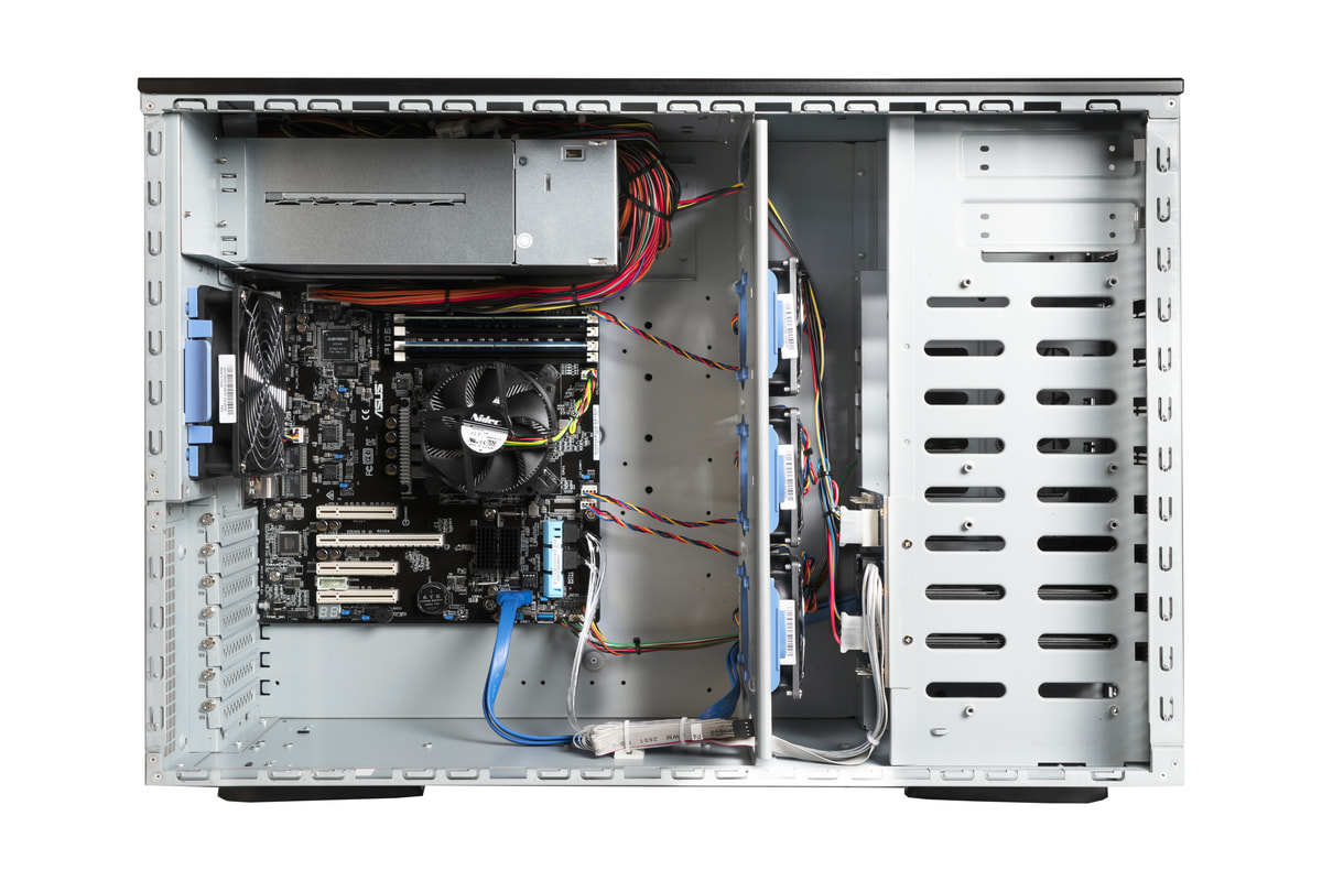 Server-Tower Intel Single-CPU TI120 - Innenansicht 2x 650 Watt redundantes Netzteil Server-Tower Intel Single-CPU TI120 - Innenansicht 2x 650 Watt redundantes Netzteil